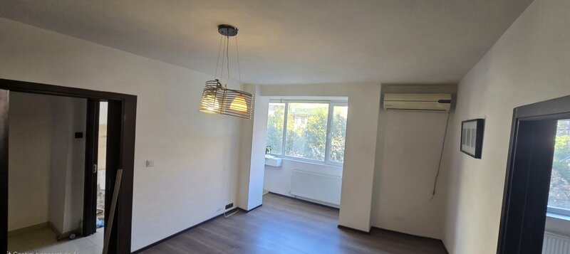 Universitate Metrou, de vanzare apartament.